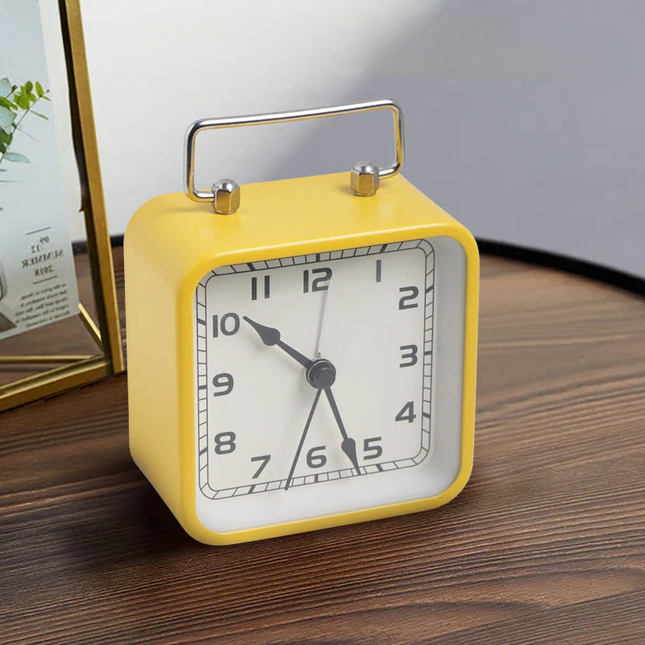 Kleiner quadratischer Reisewecker mit Zeigern