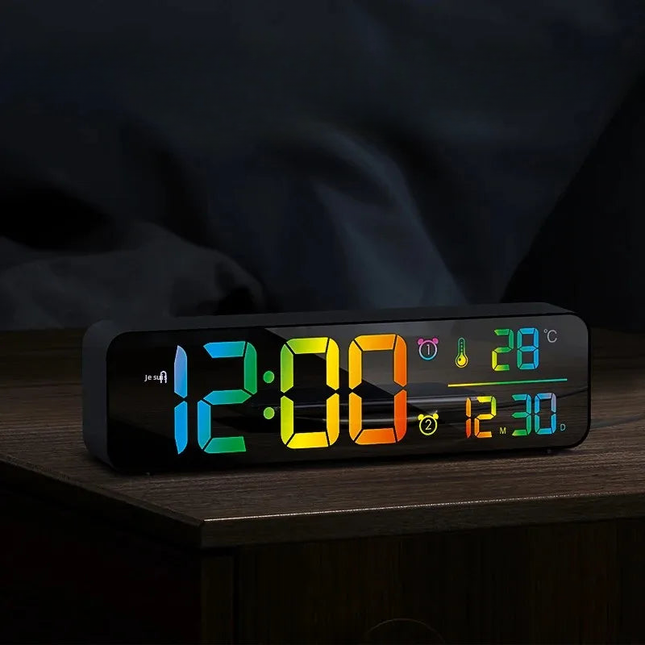 Digitalwecker mit Doppelalarm und Farbdisplay