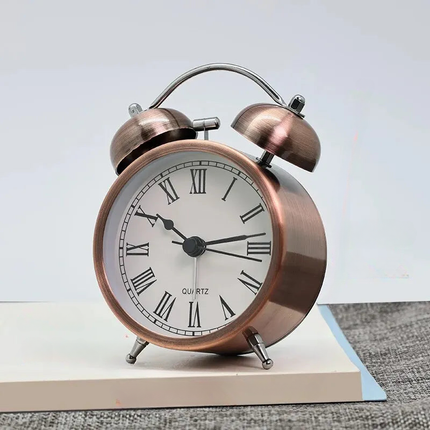 Vintage Glockenwecker mit floralem Zifferblatt