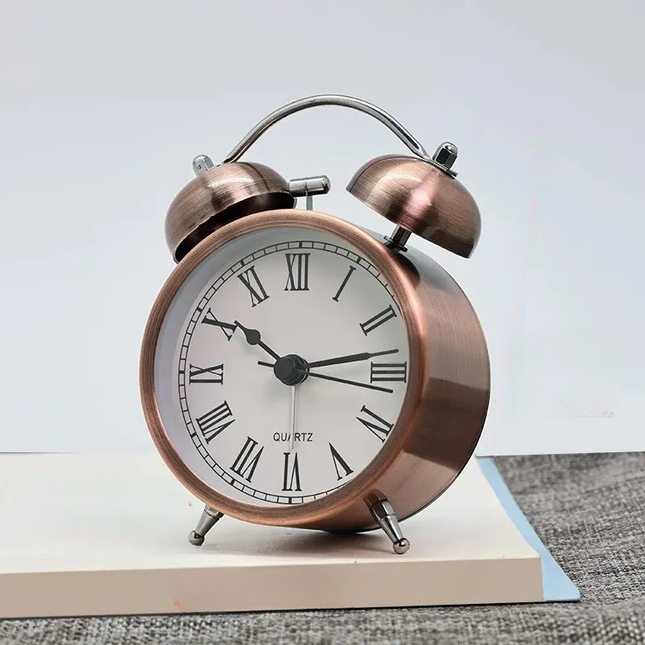 Vintage Glockenwecker mit floralem Zifferblatt