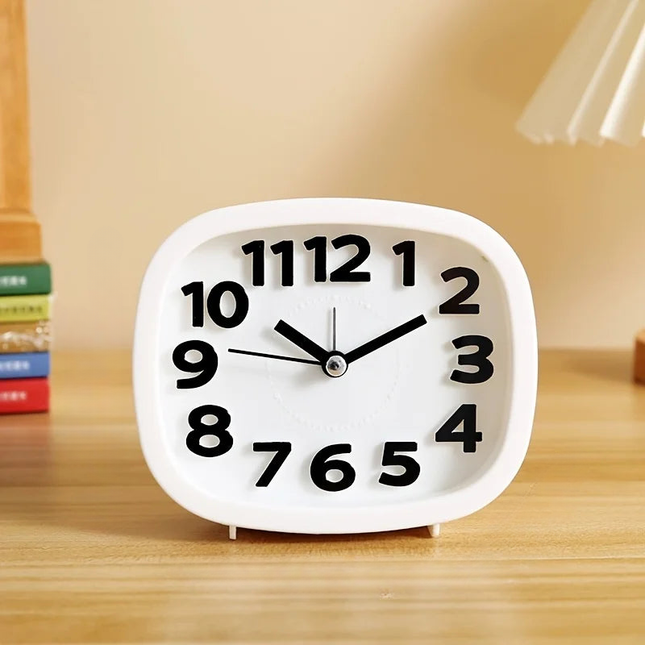 Analoger Wecker mit großen Ziffern
