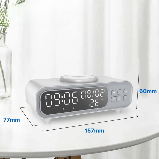 Moderner Digitalwecker mit kabelloser Ladefunktion
