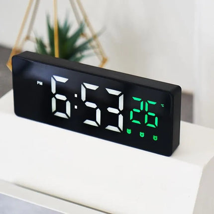 Rechteckiger Digitalwecker mit USB-Anschluss