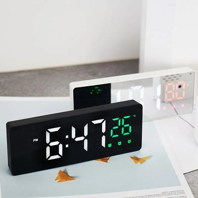 Rechteckiger Digitalwecker mit USB-Anschluss