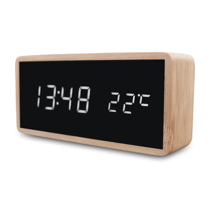 Moderner Holzwecker mit digitaler Temperaturanzeige