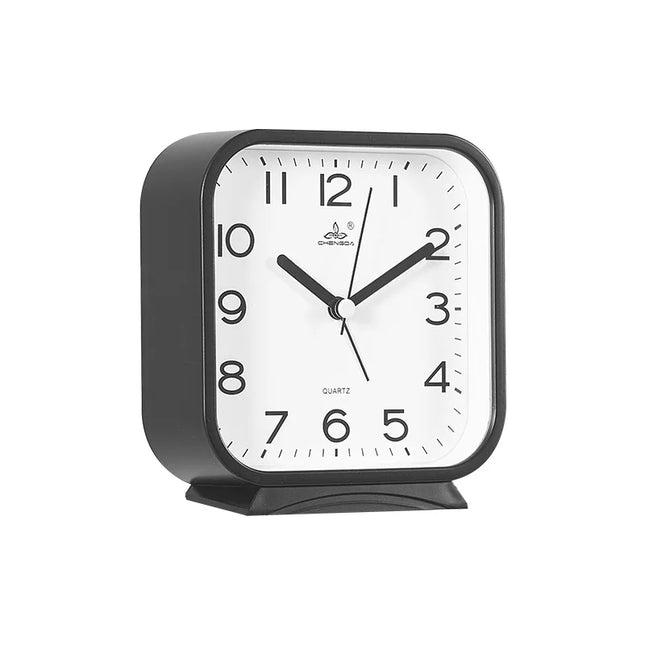 Klassischer analoger Wecker in quadratischer Form