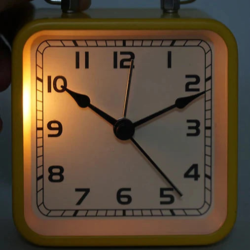 Kleiner quadratischer Reisewecker mit Zeigern