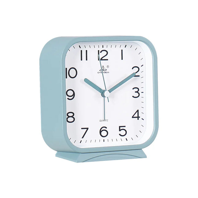 Klassischer analoger Wecker in quadratischer Form