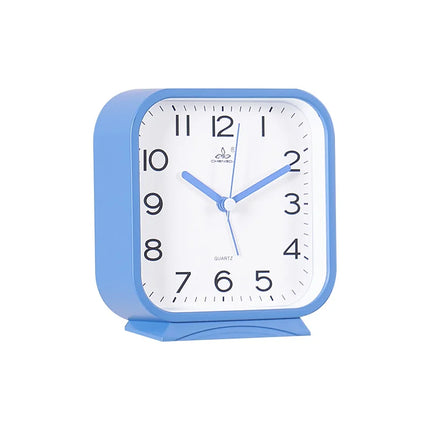 Klassischer analoger Wecker in quadratischer Form