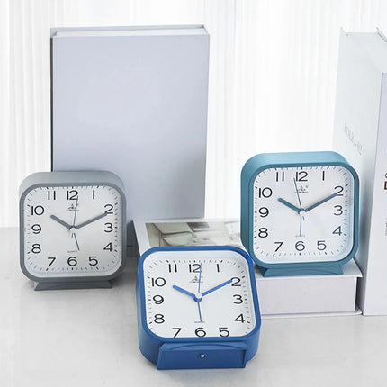 Klassischer analoger Wecker in quadratischer Form