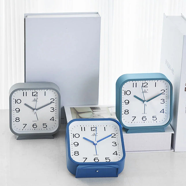 Klassischer analoger Wecker in quadratischer Form