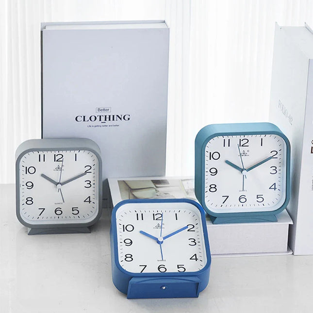 Klassischer analoger Wecker in quadratischer Form