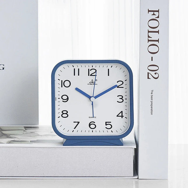 Klassischer analoger Wecker in quadratischer Form