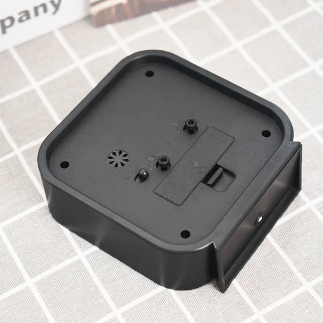 Klassischer analoger Wecker in quadratischer Form