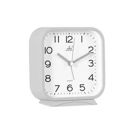 Klassischer analoger Wecker in quadratischer Form