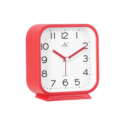 Klassischer analoger Wecker in quadratischer Form