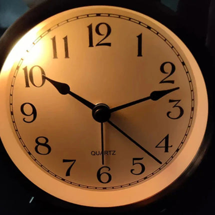 Kleiner runder Wecker in Kupferoptik