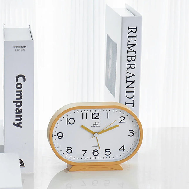 Schlichter analoger Wecker in ovaler Form