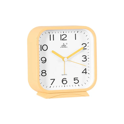 Klassischer analoger Wecker in quadratischer Form