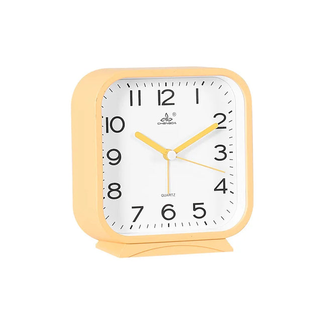 Klassischer analoger Wecker in quadratischer Form