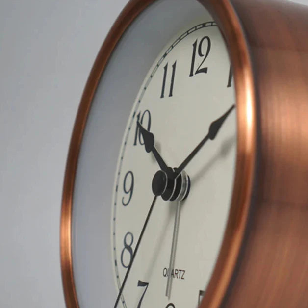 Kleiner runder Wecker in Kupferoptik