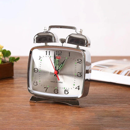Quadratischer mechanischer Wecker im Retro-Look