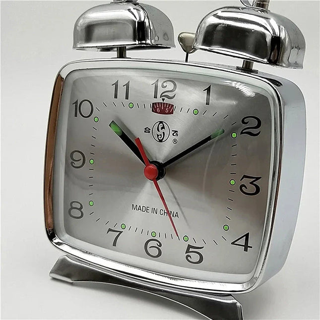 Quadratischer mechanischer Wecker im Retro-Look