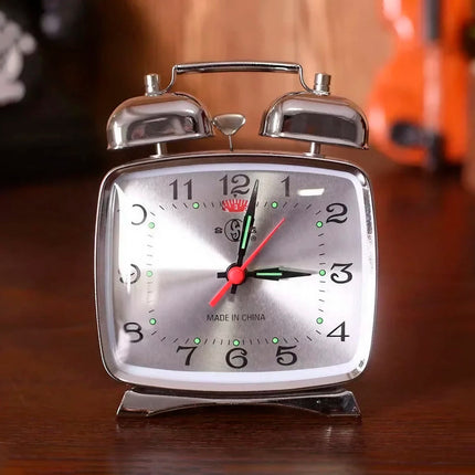 Quadratischer mechanischer Wecker im Retro-Look