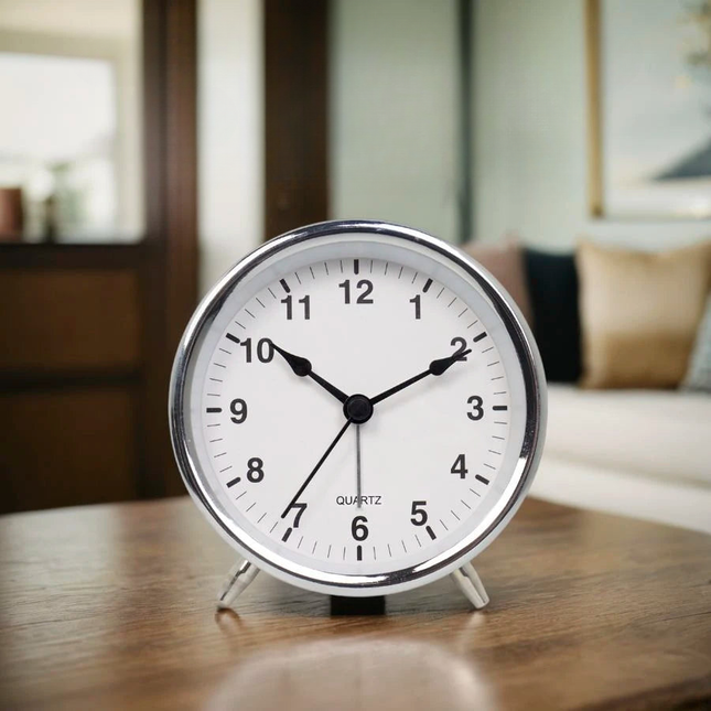 Kleiner runder Wecker in Kupferoptik