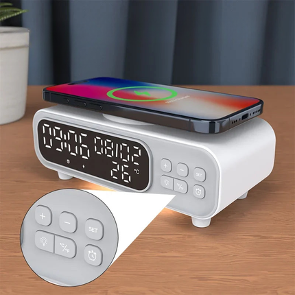 Moderner Digitalwecker mit kabelloser Ladefunktion