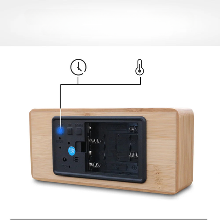 Moderner Holzwecker mit digitaler Temperaturanzeige
