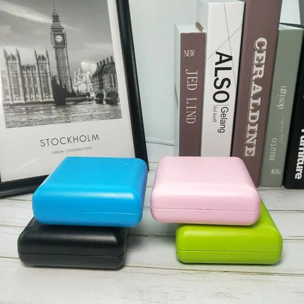 Kleiner analoger Reisewecker im Retro-Stil