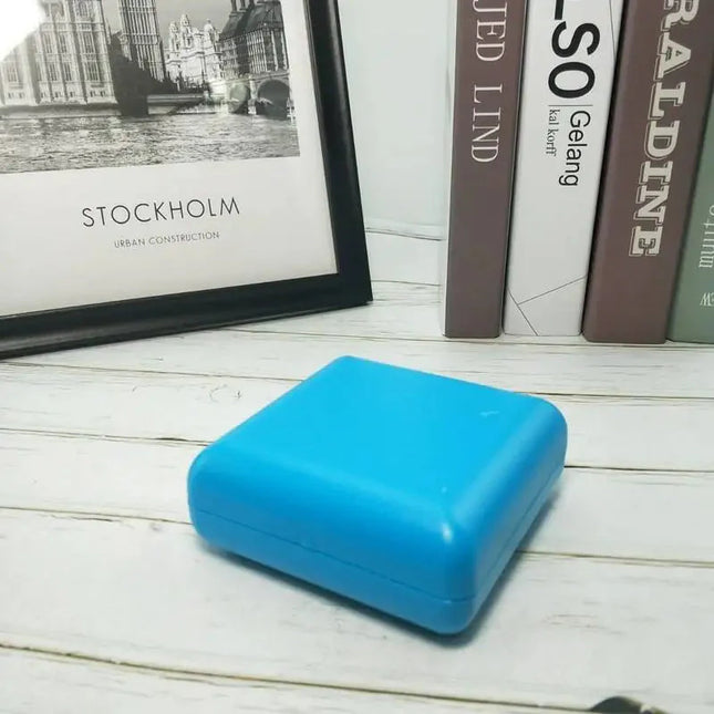 Kleiner analoger Reisewecker im Retro-Stil