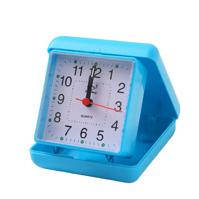 Kleiner analoger Reisewecker im Retro-Stil