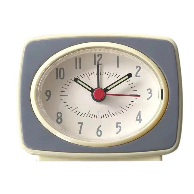 Kleiner analoger Wecker im Retro-Design
