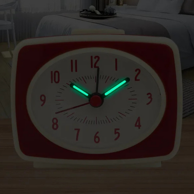 Kleiner analoger Wecker im Retro-Design