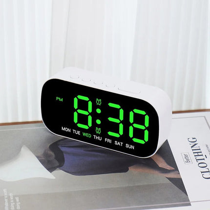 Kleiner digitaler Wecker mit Spiegelfläche