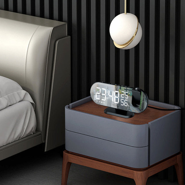 Digitaler Radiowecker mit Projektion an Decke