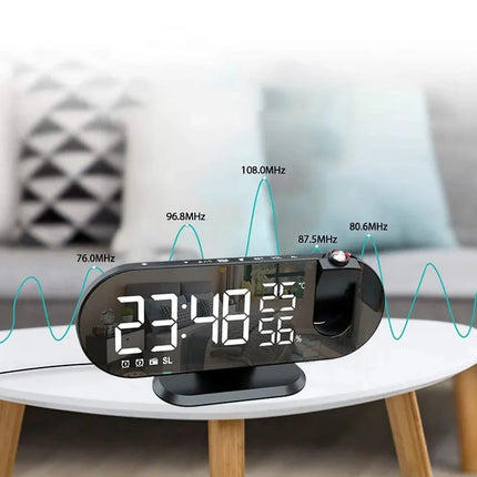 Digitaler Radiowecker mit Projektion an Decke