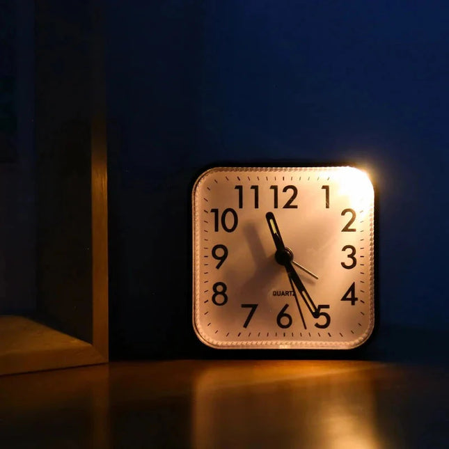 Analoger Quarzwecker mit Leuchtzeigern