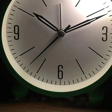 Kompakter analoger Reisewecker ohne Ticken