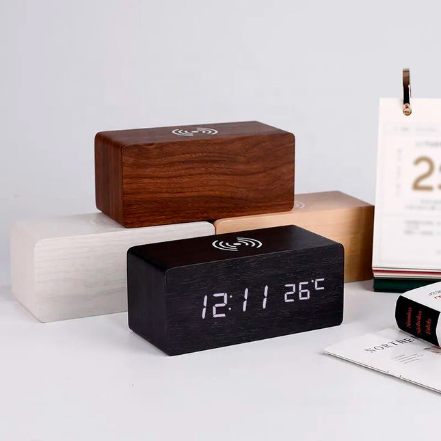 Holzwecker mit kabelloser Induktions-Ladestation