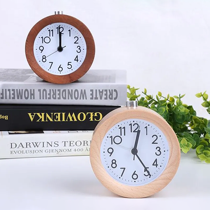 Runder analoger Wecker aus Holz