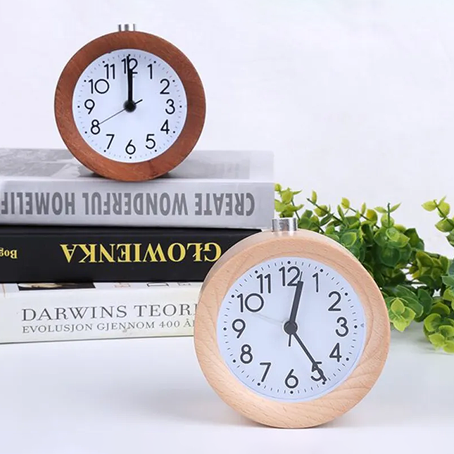 Runder analoger Wecker aus Holz