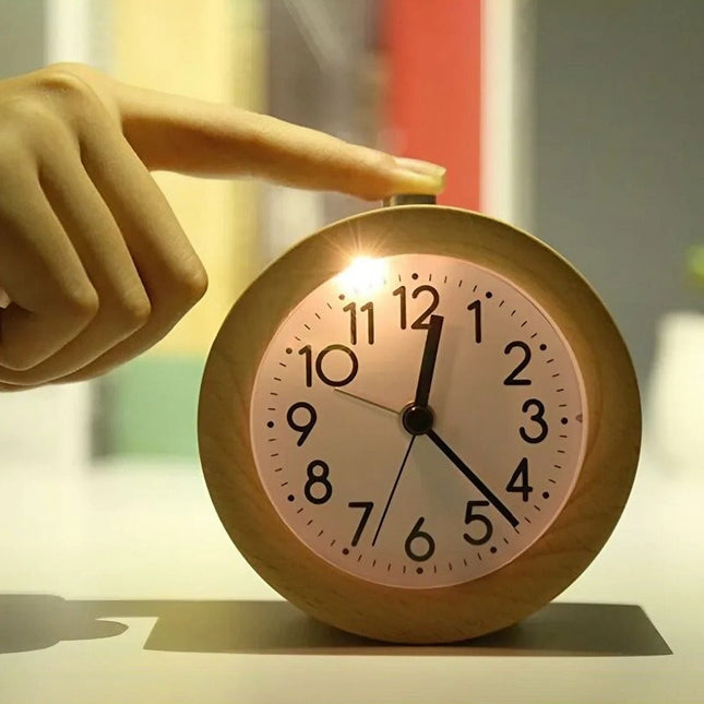 Runder analoger Wecker aus Holz