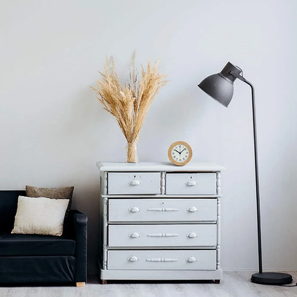 Runder analoger Wecker aus Holz