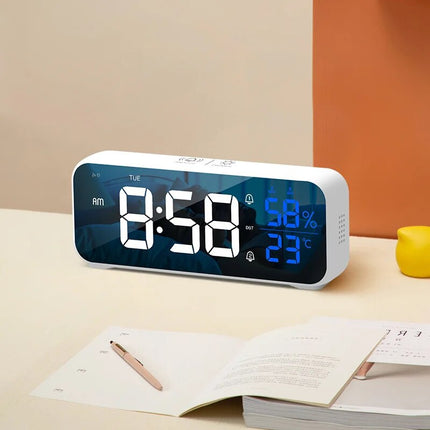 Digitaler Wecker in Weiß mit Temperatur