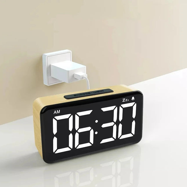 Digitaler Wecker mit großen Leuchtziffern