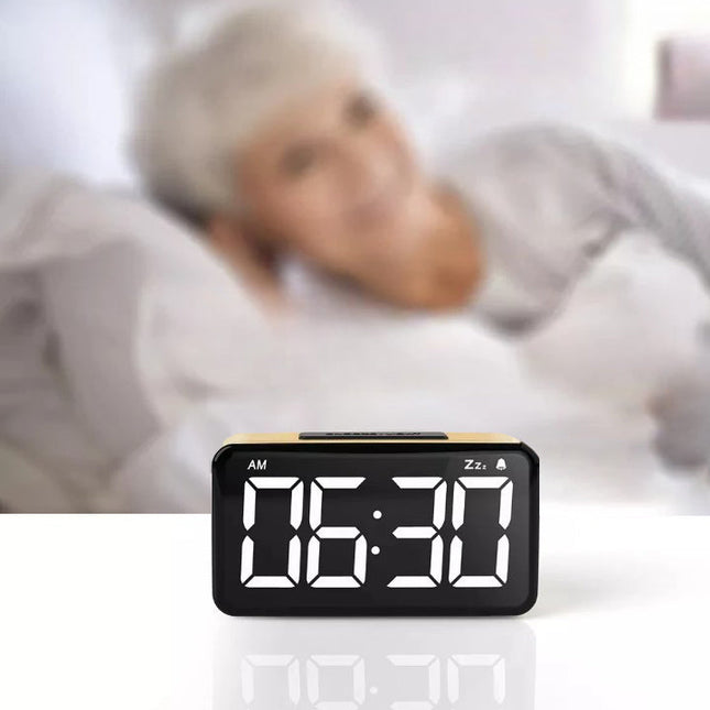 Digitaler Wecker mit großen Leuchtziffern