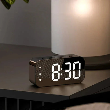 Moderner LED-Wecker mit großer Spiegelanzeige